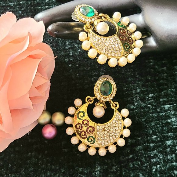 Beautiful- Semi-Precious Green/Clear Stones with Pearls - Round Earrings - Picture 10 of 12